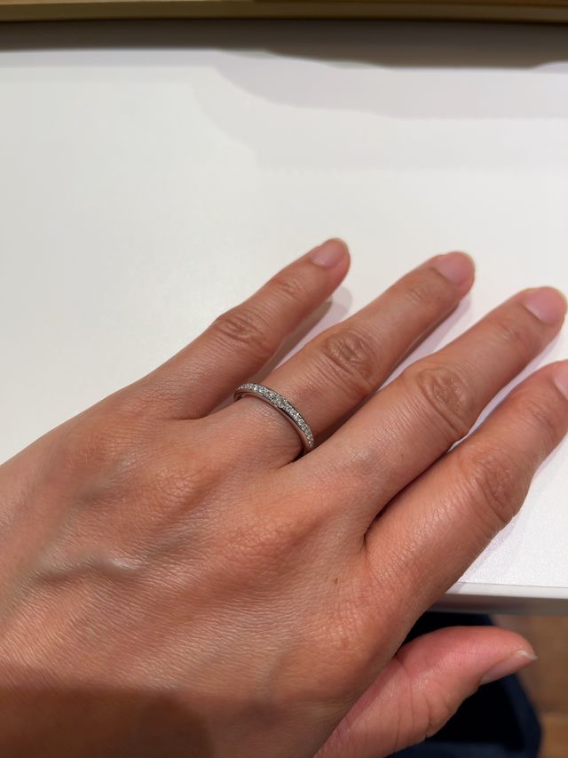 真ん中にサイズの大きいダイヤモンドのついてるリング