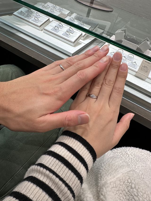 指輪を受け取りにお店に行った際、初めてつけて撮った1枚です！