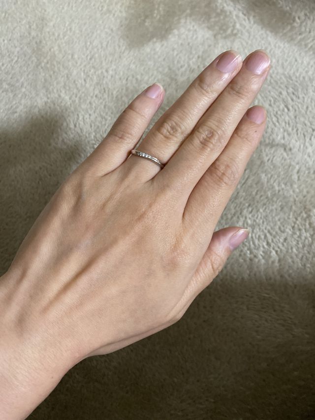 小指側に左下りになるため日本人の手の形に合いやすい。