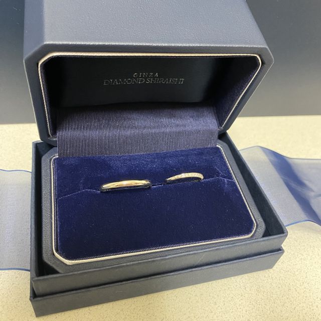 箱に入れた状態の指輪です