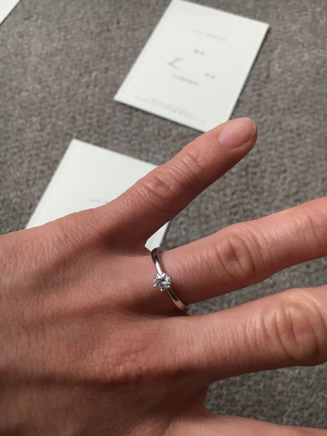 婚約指輪、シグナです。
シンプルですが、爪の加工が特殊です