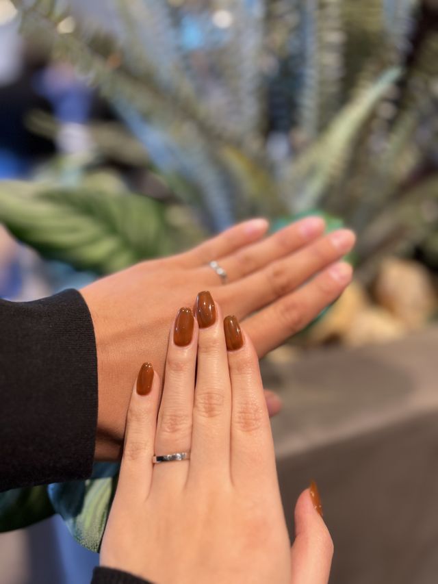 完成後の指輪をはめた感じ。シンプルで馴染みやすい。