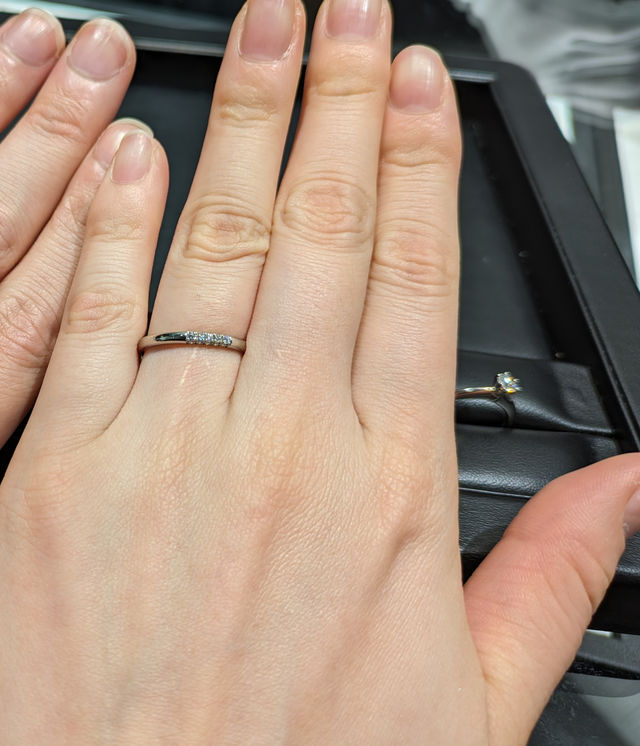 上にも横にも下にもダイヤが付いています！