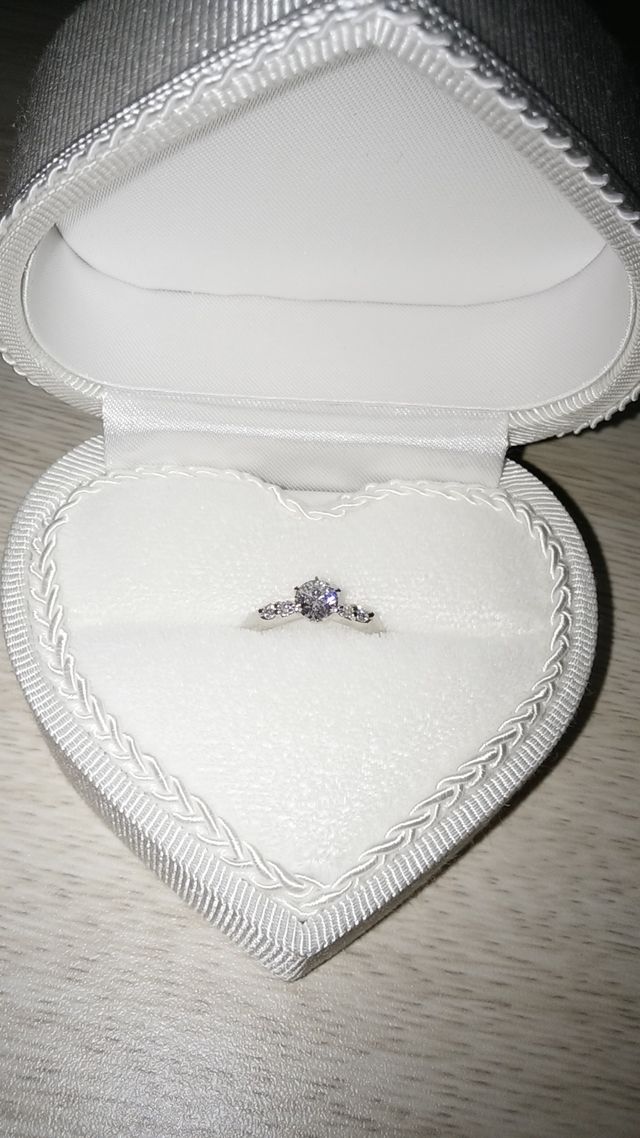 ダイヤは0.4カラット