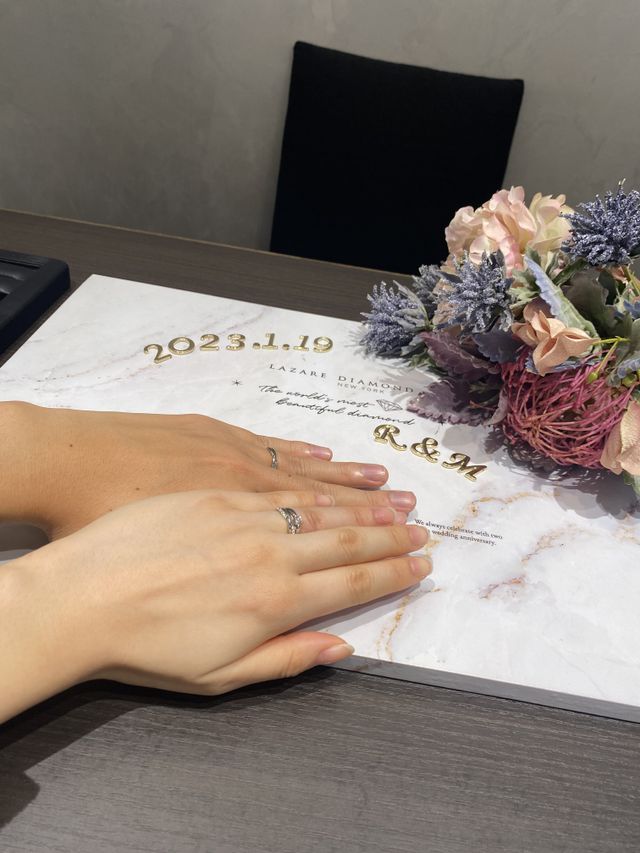 お店の方がボードとお花とイニシャルを用意して下さっていました