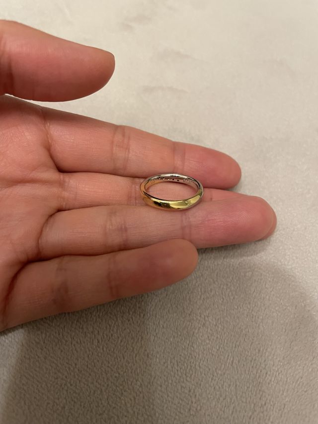 指輪の裏には、双子のダイアモンドをパートナーとお揃いで。