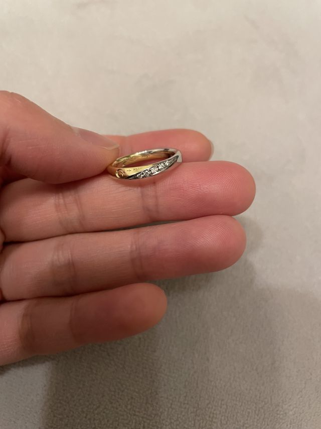 ゴールドとシルバーの2色、そして間にはダイヤが付いています。