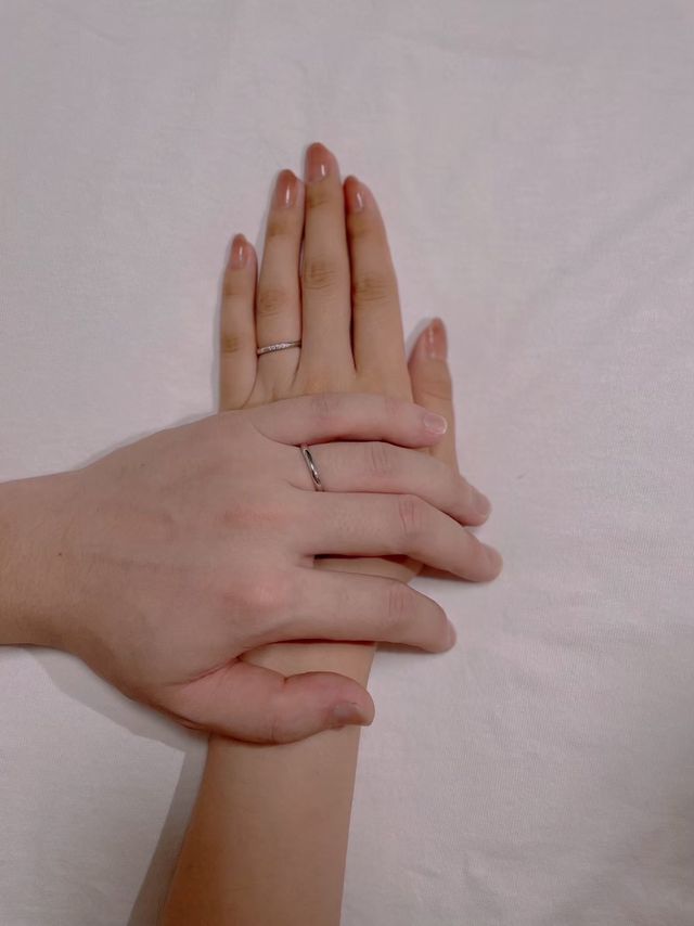 入籍時に初めて指輪を付けた記念に撮りました。