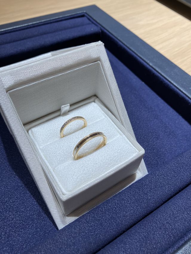 ミル打ちのグロス加工をした結婚指輪です。