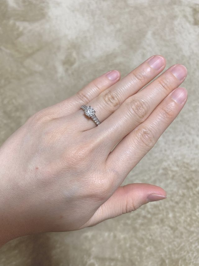 0.7カラットの大粒のダイヤモンド