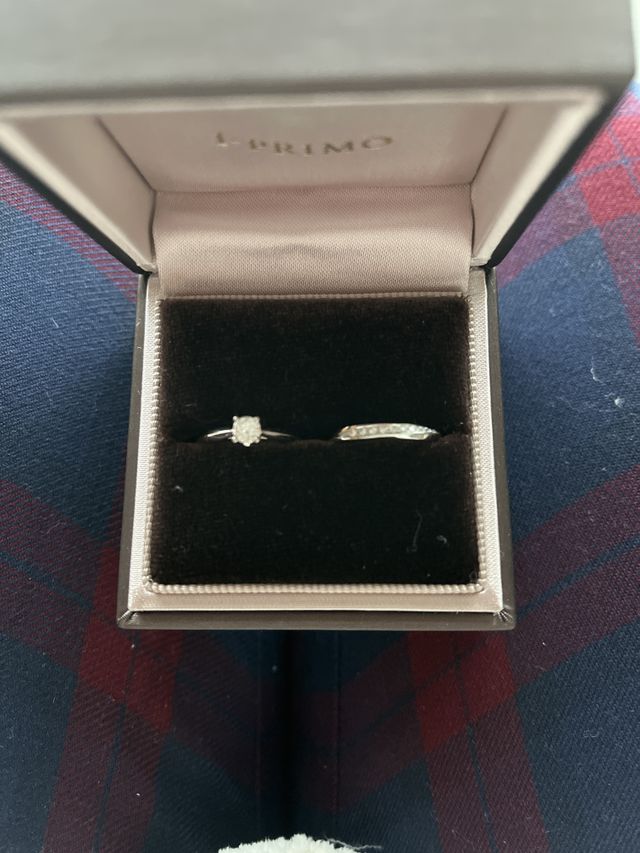 左が婚約指輪、右が結婚指輪です