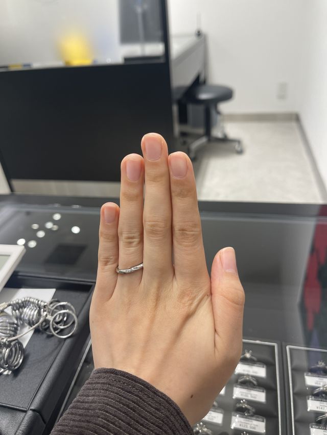 初めから良いと思ってた指輪を1番に試着しました。
