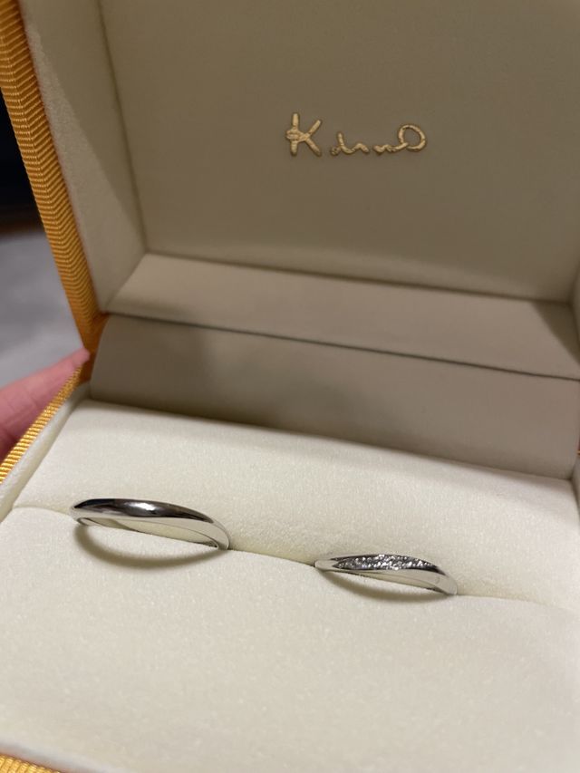 2つとも緩やかなウェーブがかかったデザイン