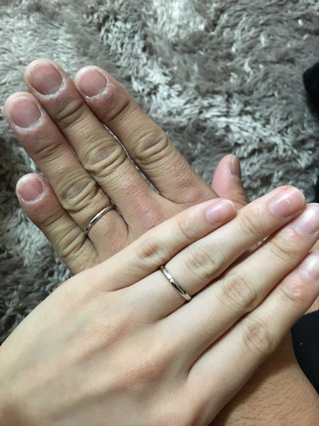 細身で埋め込まれたダイヤが可愛いです