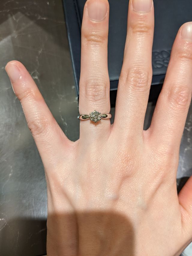 ぷっくりとしたアームがダイヤに向かうようにシェイプしています