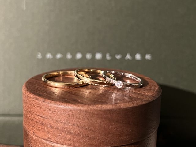 結婚指輪と婚約指輪の写真。
