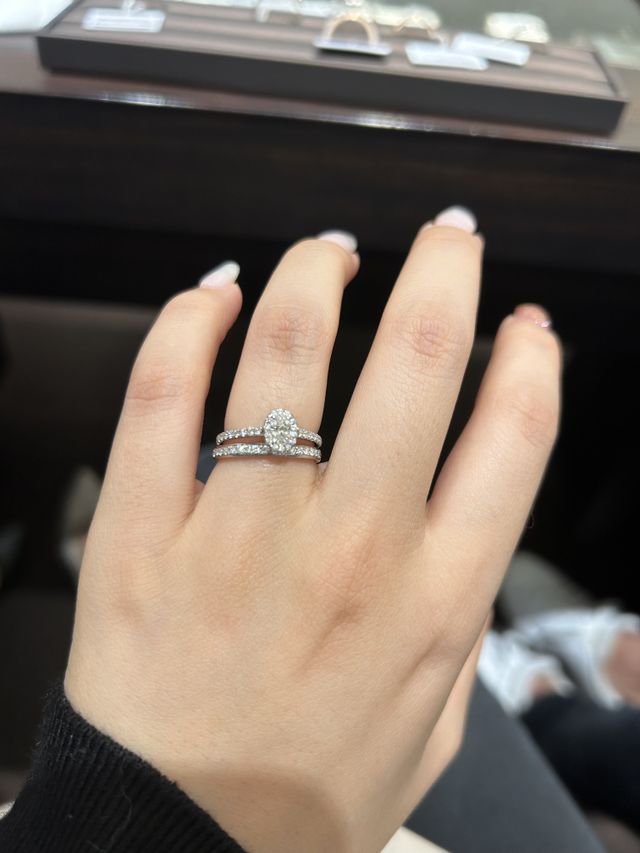 婚約指輪との重ね付けです