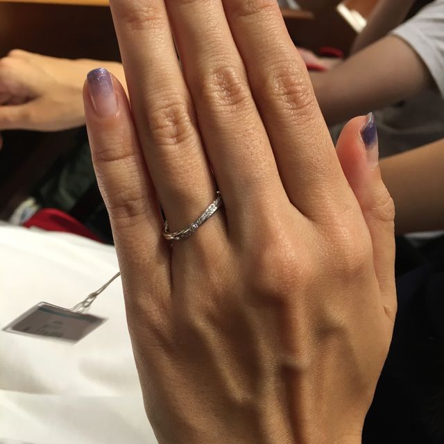 ダイヤがいくつかついていて華やか