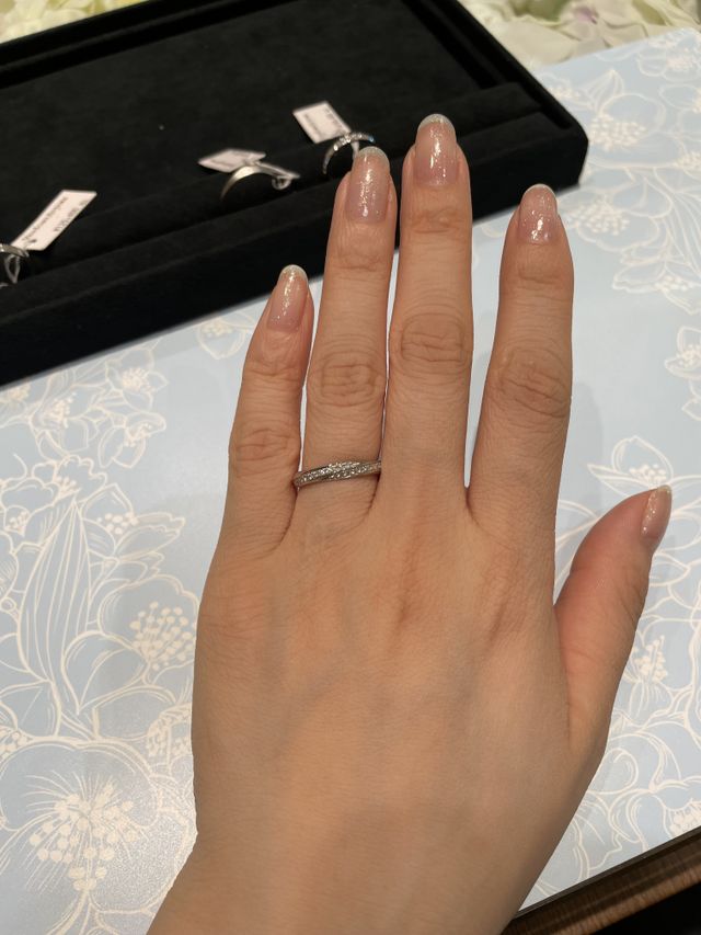 1枚目の指輪と同じ品番ですがリボンのデザインになっています。