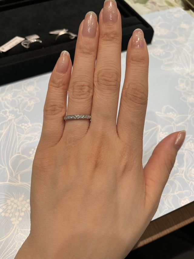 夫婦にちなんだ0.22ctのハーフエタニティリングです。