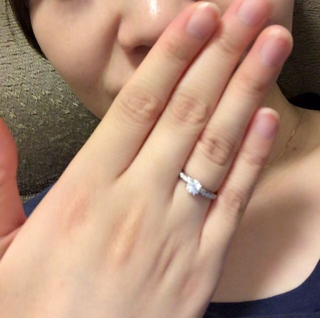 0.4カラットありダイヤモンドの存在感があります。