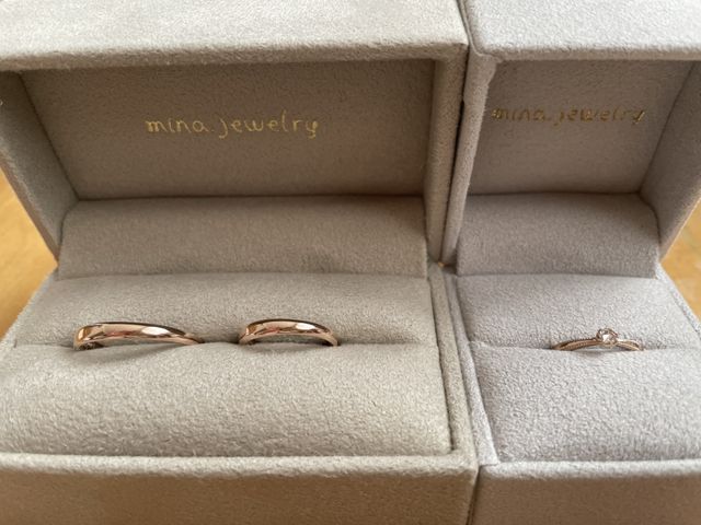 右：エンゲージリング
左：マリッジリング