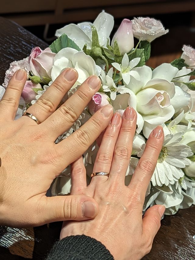 フルオーダーの結婚指輪が出来上がり、初めてつけた時の写真