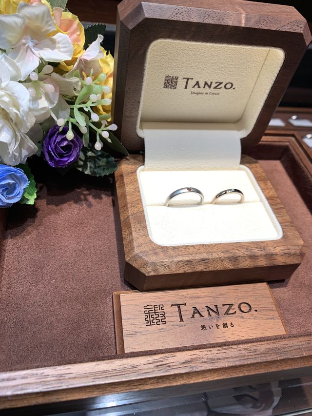 ペアでそれぞれ色の違う指輪にしました。