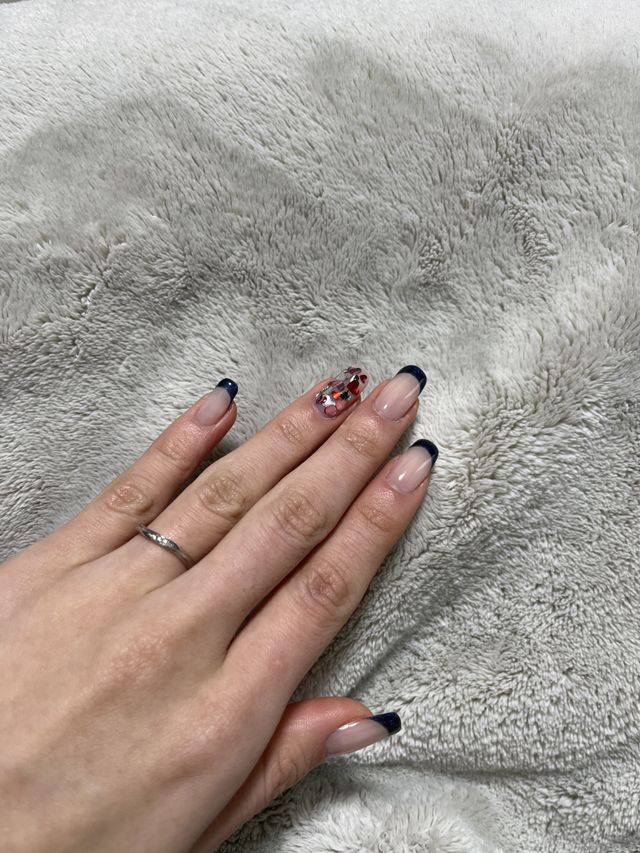 小さなダイヤが３つ付いていて、ウェーブがかかったリングです。