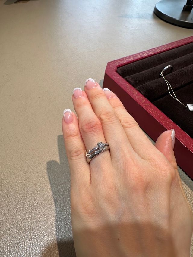 結婚指輪との重ね付けのイメージのため撮影しました。