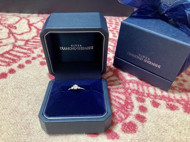 ３つに連なったダイヤモンドが小さいお花のようで可愛いです。