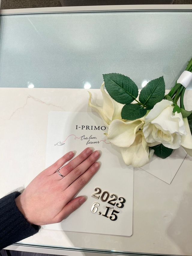 横から見てもダイヤがキラキラ輝くデザインです。