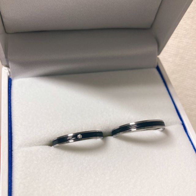 女性用はダイヤが入りエレガントな作りとなってます。