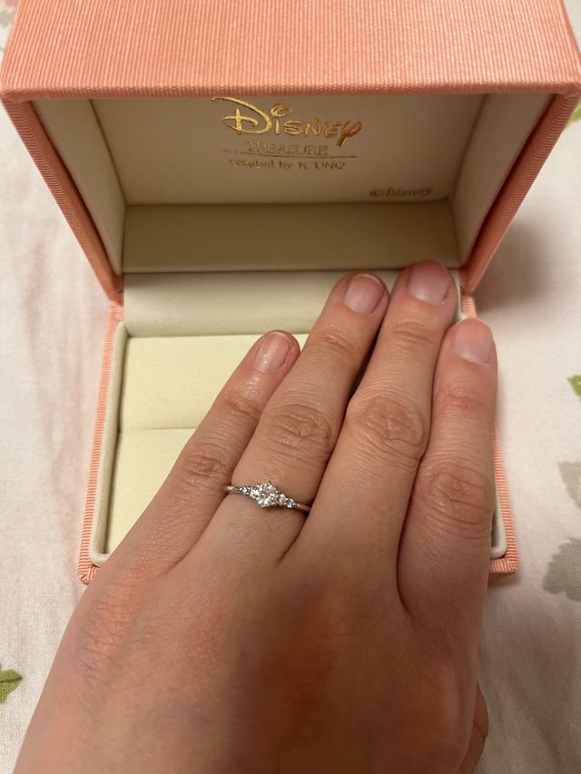 両サイドのブルーダイヤが決め手でした