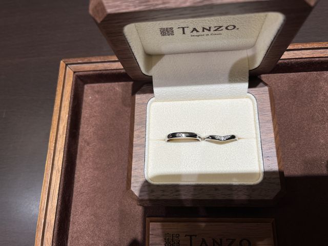 V字のデザインに対して、V字加工をしてもらった。