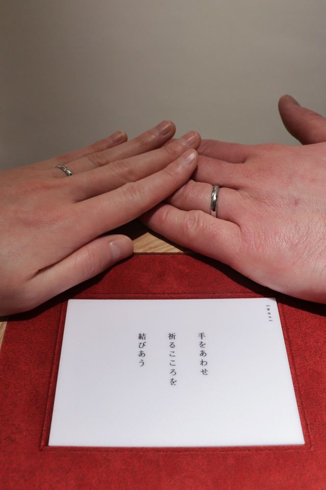 自分たちが購入した指輪の意味合いと一緒に撮りました