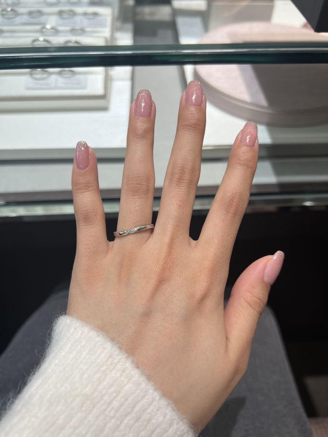 カーブが手の形に馴染んでいて手を綺麗にみせてくれる