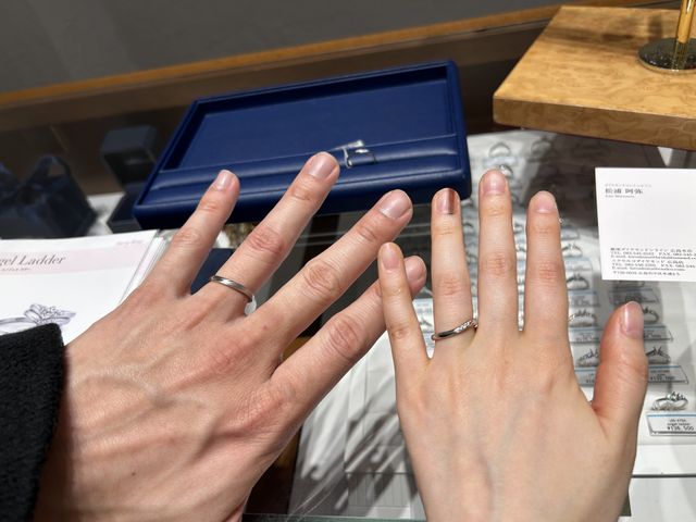 気に入った指輪を試着させてもらった写真です！