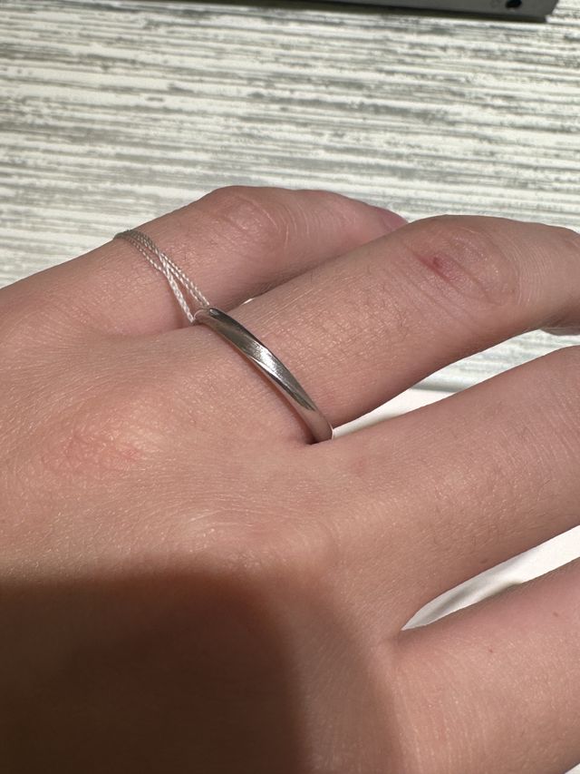 結婚指輪のコスタンテ（Pt）のメンズ15号を装着