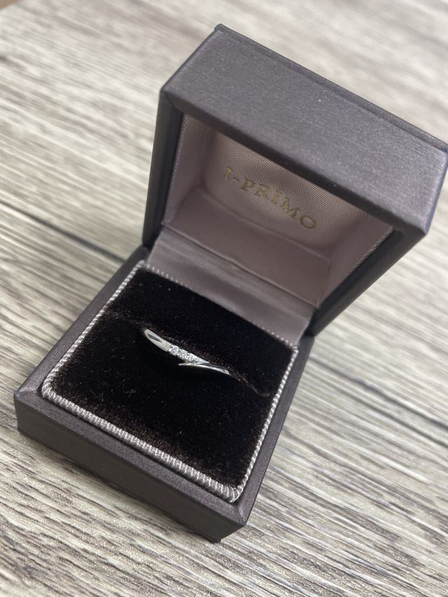 女性のみのリング。
細くて着け心地もよく、指が細く見えます。