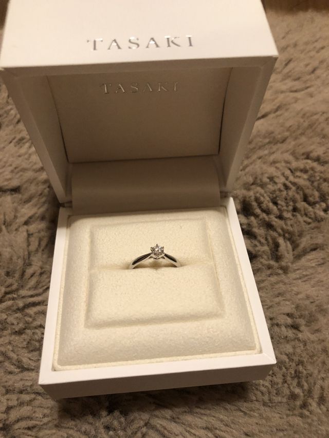 婚約指輪です。ひとめ見た瞬間から惚れ込んでしまいました。