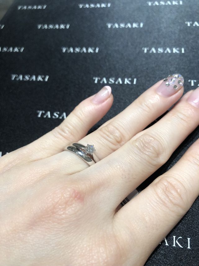 TASAKIの婚約指輪と結婚指輪の重ね付けです。