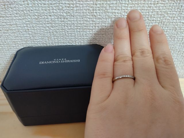 捻りのあるデザインでダイヤモンドが捻りに沿って並んでいます