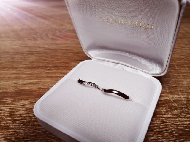 ウェーブで正面のあるデザインの指輪です。