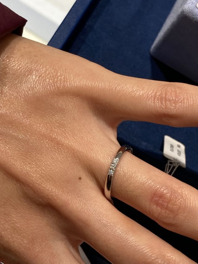 シンプルでかつダイヤが少しついているもの