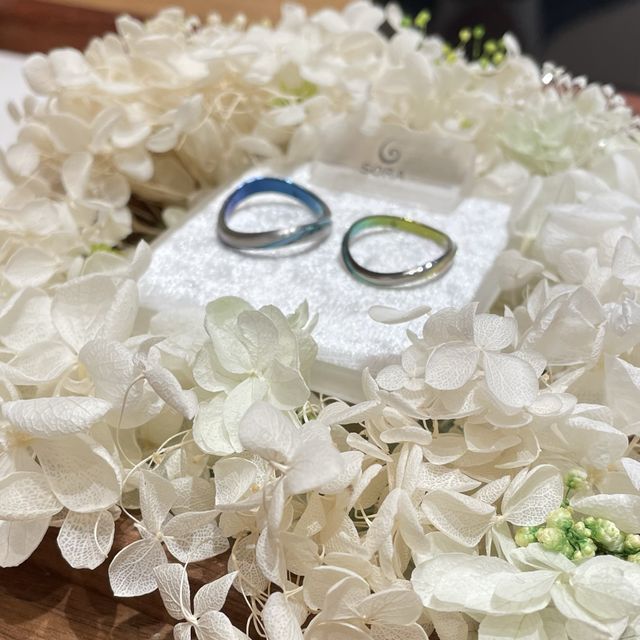 受け取り時はこのように周りに造花で飾ってくれました。