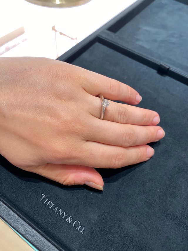 憧れのティファニーセッティングの婚約指輪を試着しました。