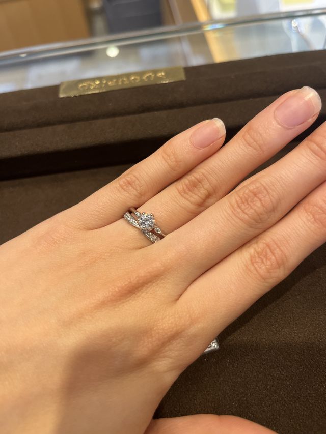 結婚指輪とセットで装着