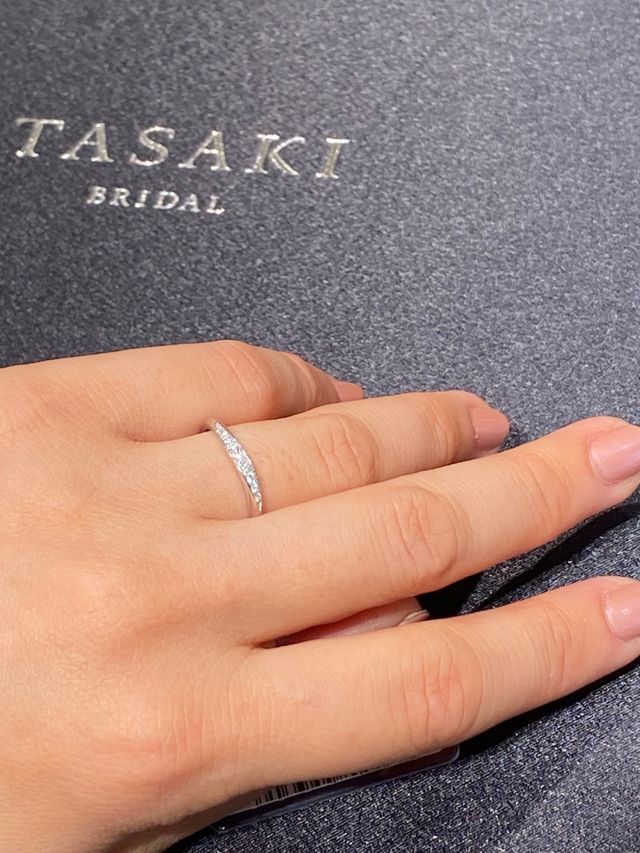 細めでウェーブで、ダイヤモンドがキラキラします。