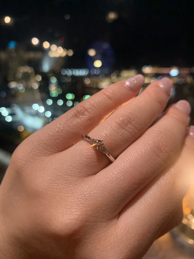 指輪を受け取った後に実際に指にはめて撮影しました。